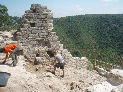 d�blaiement d'une salle de l'enceinte sup�rieure du ch�teau de Termes en 2009.