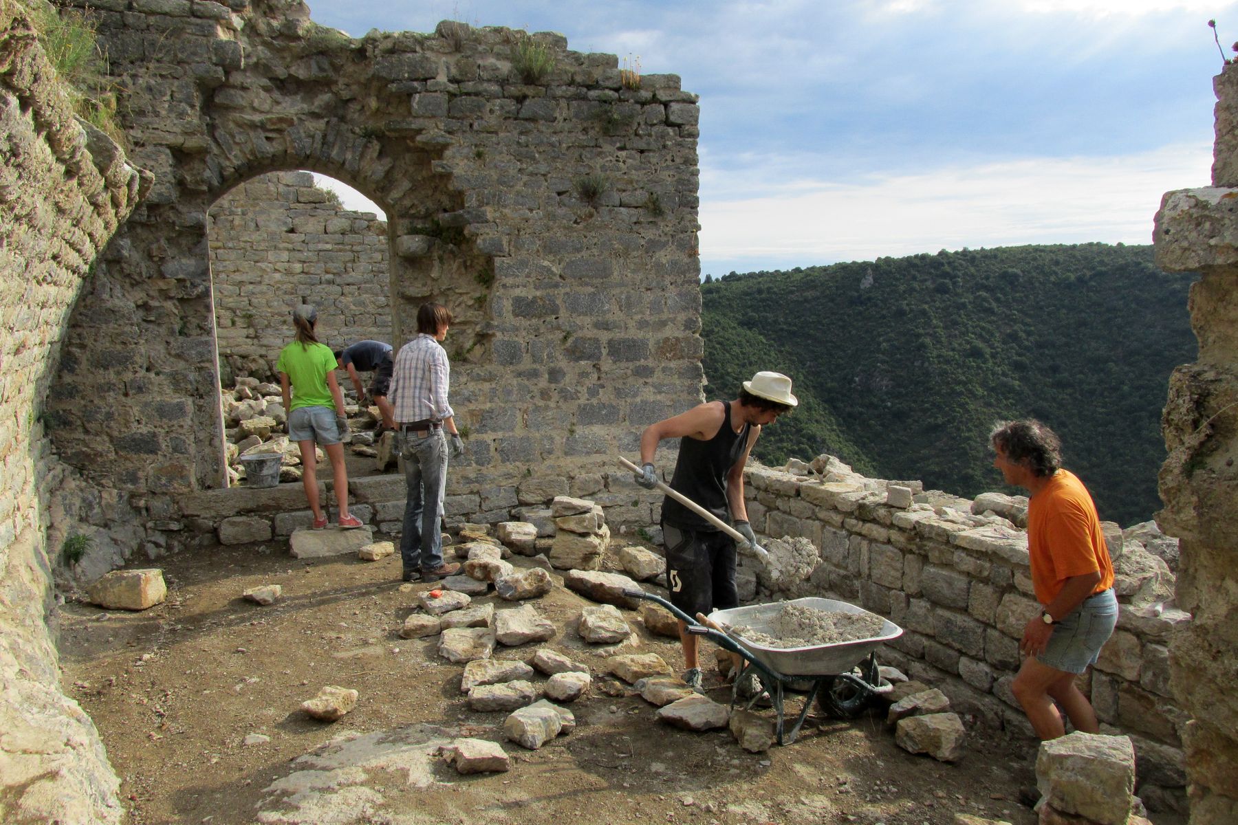 Chantier bénévole au château de Termes Aude mission REMPART