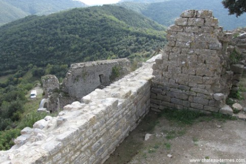 Mur du château de Termes, restauration bénévoles REMPART 2014 citerne