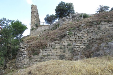 Murs du château cathare de Termes à reconstruire par les bénévoles